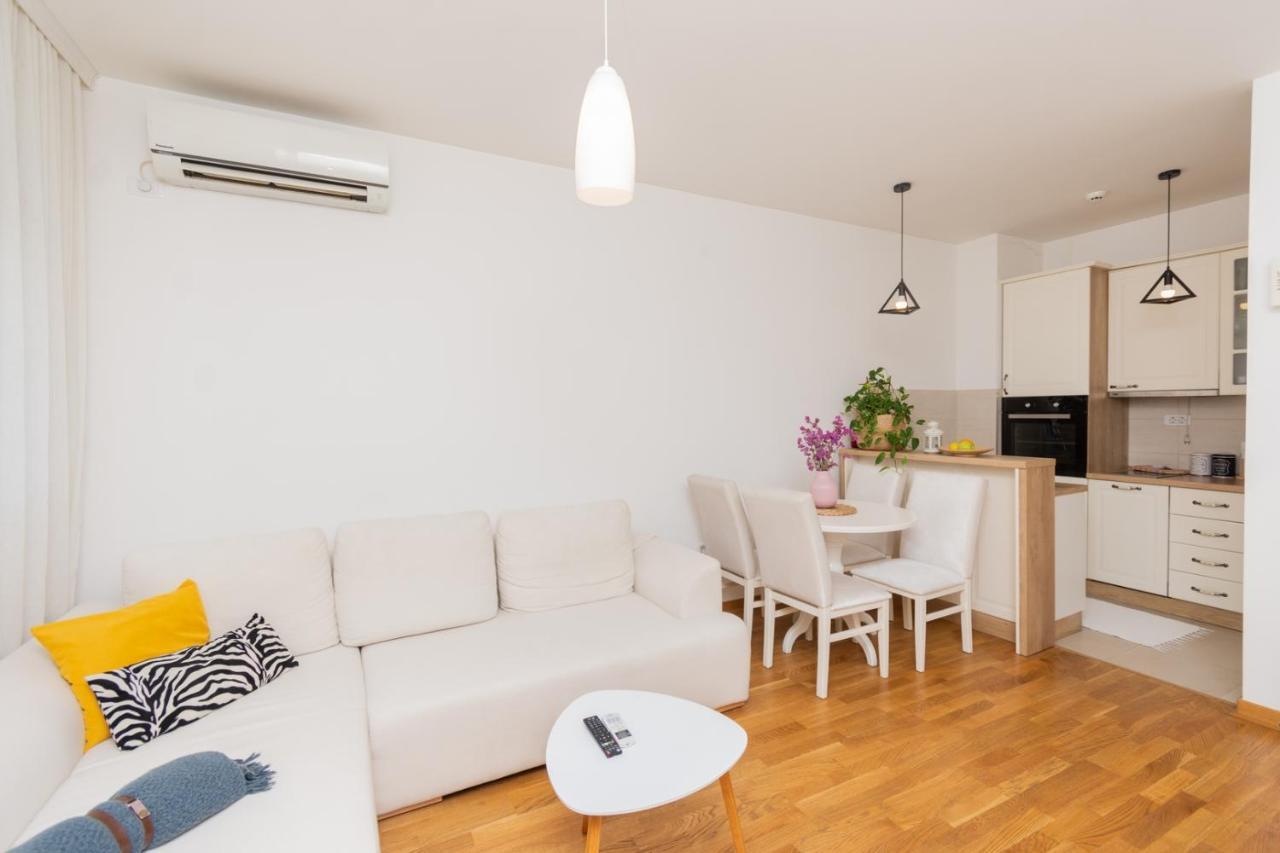 Lux City Apartment With Parking بودغوريتْسا المظهر الخارجي الصورة