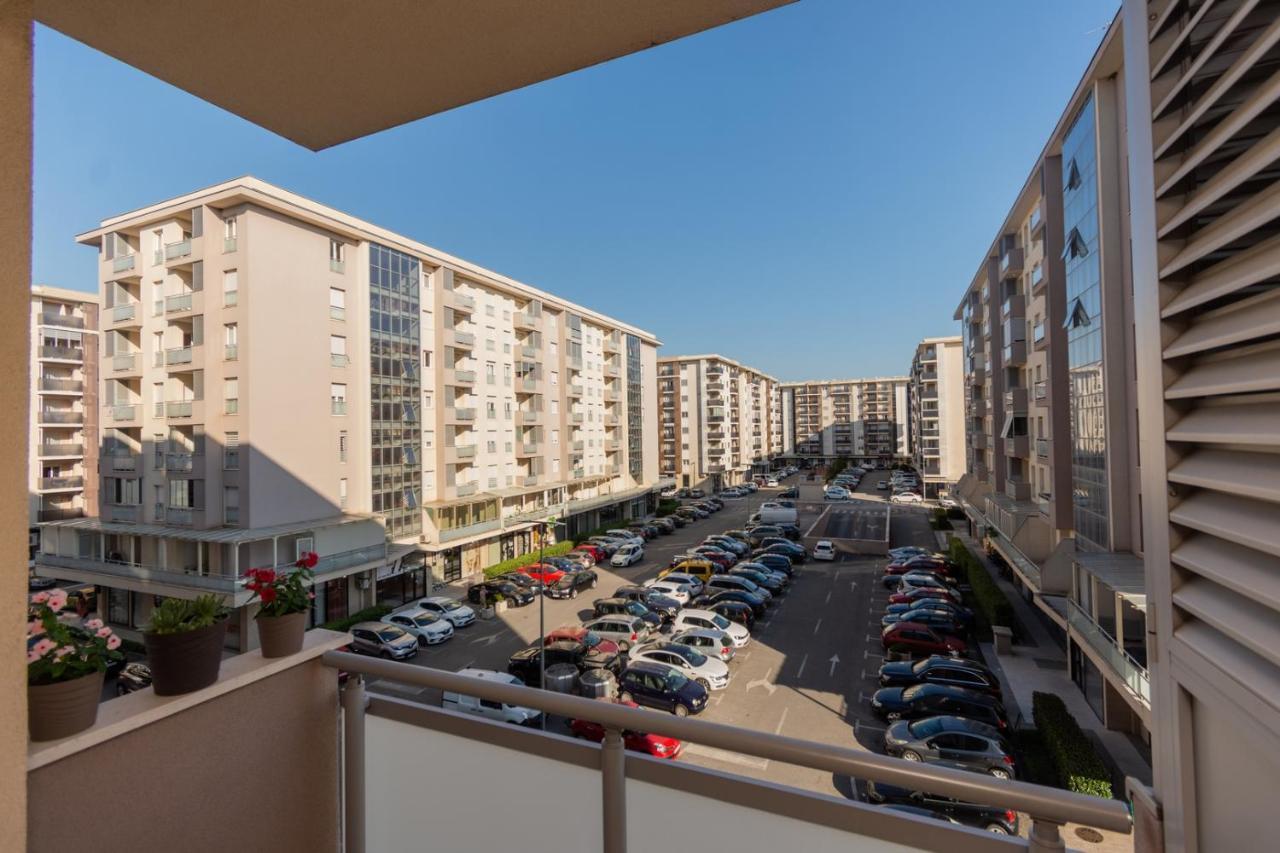 Lux City Apartment With Parking بودغوريتْسا المظهر الخارجي الصورة